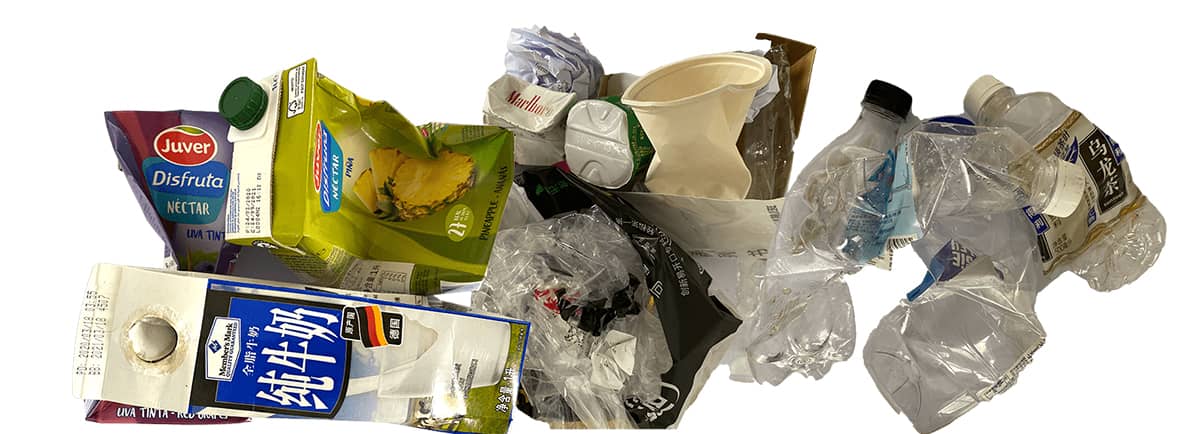 rifiuti tipici come plastica, bottiglie, imballaggi in plastica, imballaggi compositi, carta e fogli di plastica